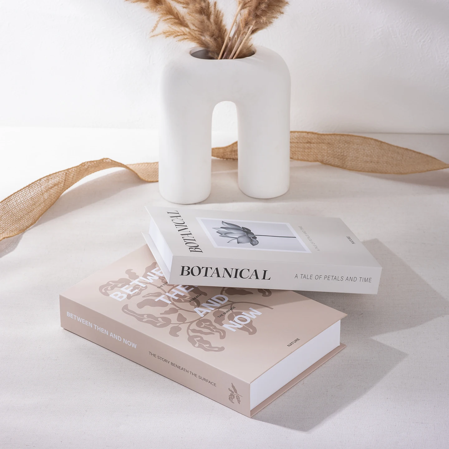 2 Stück Öffnbare Deko-Bücher für Wohnzimmer, Designer-Bücher als Couchtisch-Ornamente, Requisiten für Club, Hotelzimmer und Villa – Detail 6