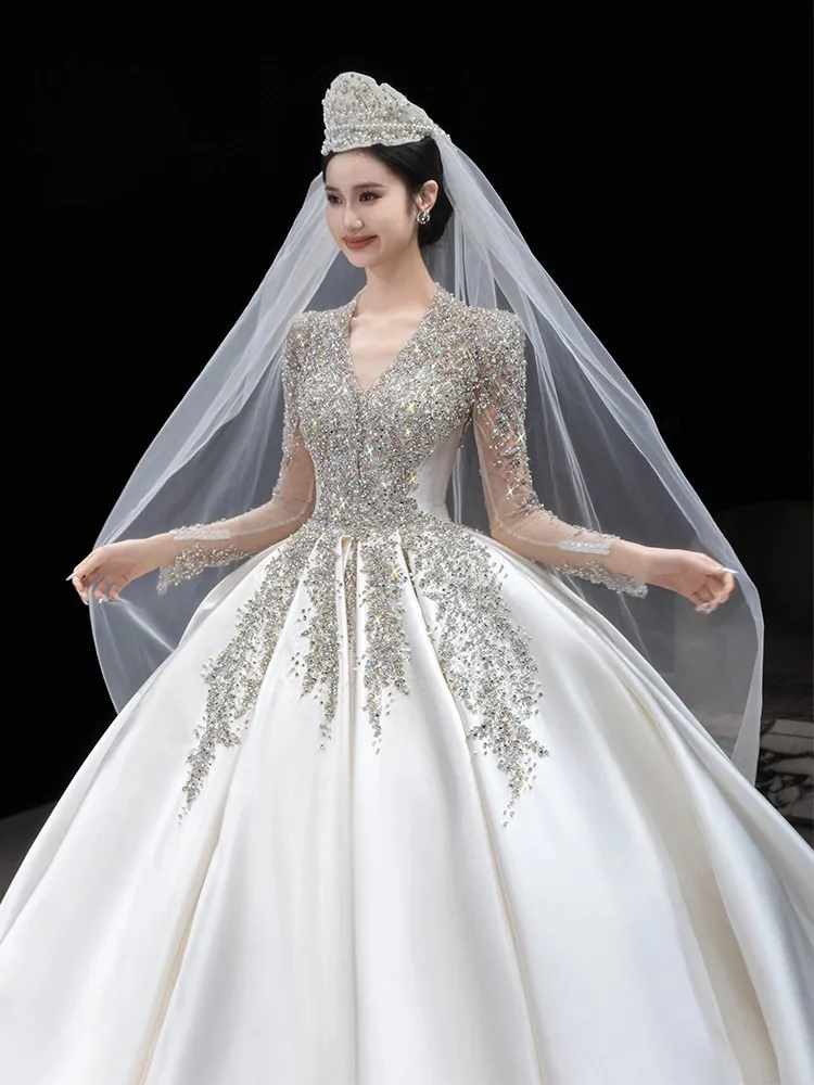 A new satin dress with long-sleeved collar for people featuring heavy chiffon going out