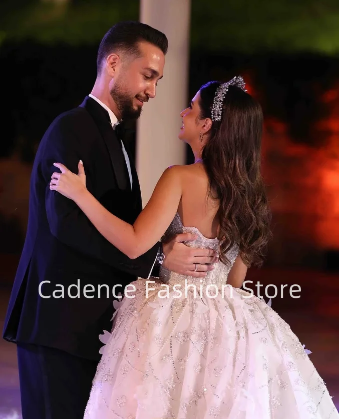 تخصيص 2025 فساتين فاخرة بدون حمالات على شكل حرف a الزفاف بريق مطرز يزين ثلاثية الأبعاد الأزهار زي العرائس الفاخرة