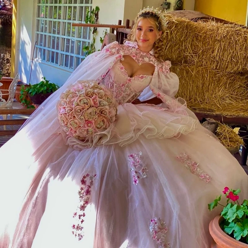 

Розовые блестящие платья Quinceanera с открытыми плечами и аппликацией из кружева с бисером и кристаллами из тюля с накидкой для вечеринки, дня рождения, милое платье 16.