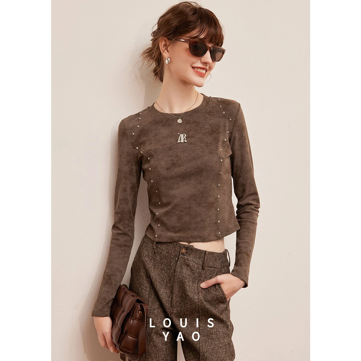 

Футболка LOUISYAO Casual Slim Fit 2025: Женская, с заклепками и металлической нашивкой, слегка эластичная, осенняя коллекция