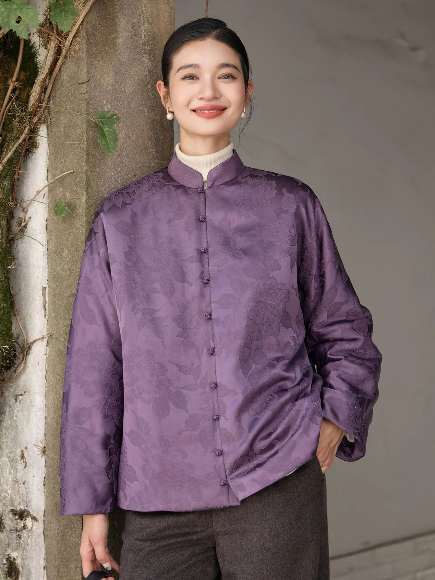 

Зимняя куртка-топ из шелка и хлопка с утеплением, свободного кроя, с воротником-стойкой, в улучшенном китайском стиле, от Philosophy Tang Red Cloud