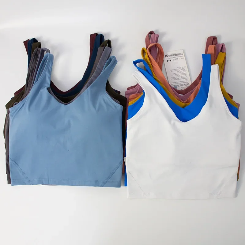 Colete de ioga feminino com alças em formato de U e almofadas de peito embutidas, oferecendo uma sensação de pele nua, adequado para fitness e exercícios.