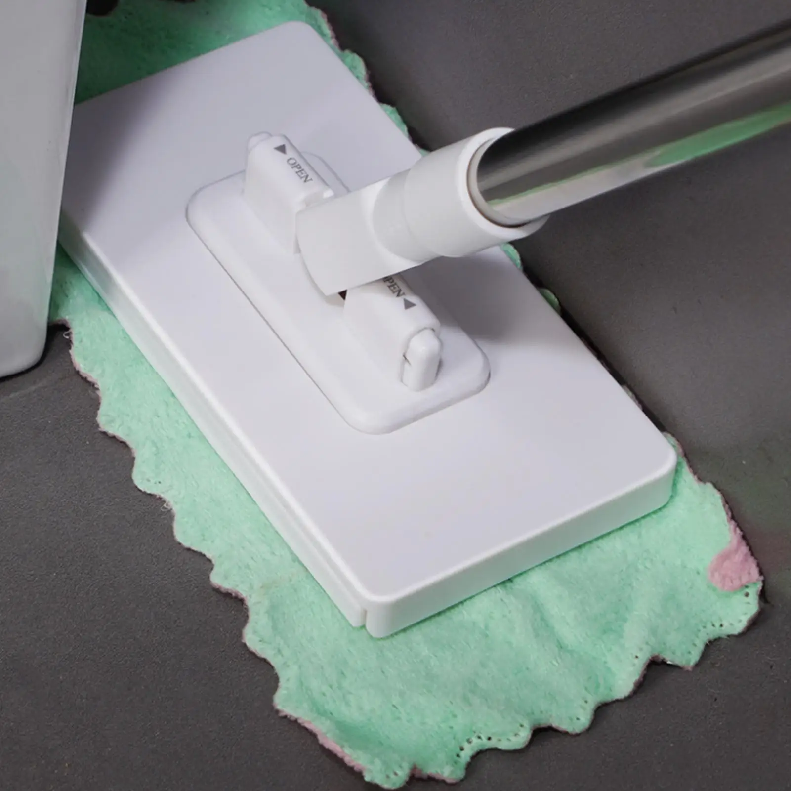 Freihändiger Wischmopp mit 4 wiederverwendbaren Tüchern, Klicksystem zum Wechseln des Stoffes, automatische Moppklemmung, Haushalts-Staubmopp