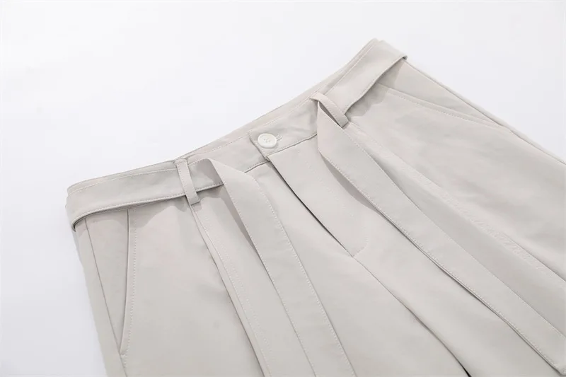 Beigefarbene, weit geschnittene Anzughose mit doppelten Trägern und drapiertem Schnitt für Herren – elegante Business-Casual-Hose mit entspannter Passform und geschwungenem Bein – modisch – Detail 20