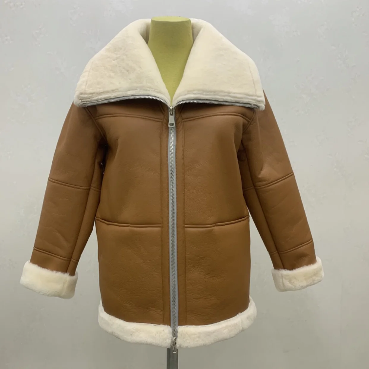 سترة نسائية من فرو الغنم الأصلي بياقة متوسطة الطول وفضفاضة عصرية للشتاء وسميكة ودافئة
