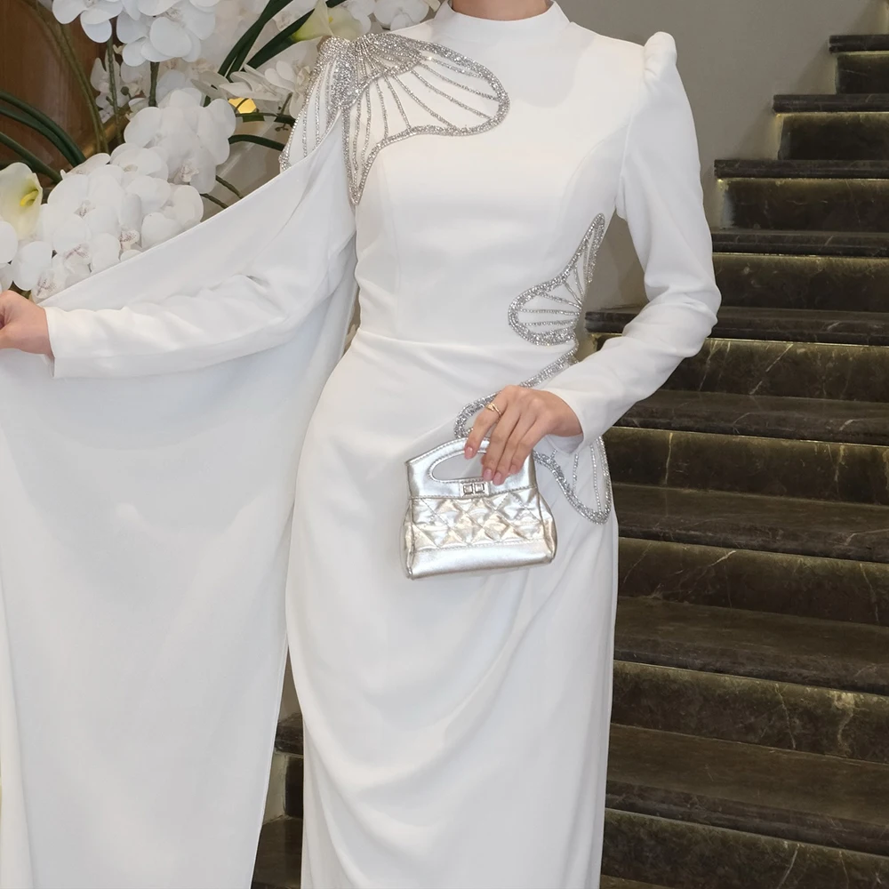 ชุดราตรีทรงตรงแบบสั่งตัด ความยาวกรอมพื้น คอสูง แขนยาว ชุดออกงานพรอม แฟชั่นประดับคริสตัล ผ้าคลุมไหล่เรียบง่าย ชุดงานเลี้ยง