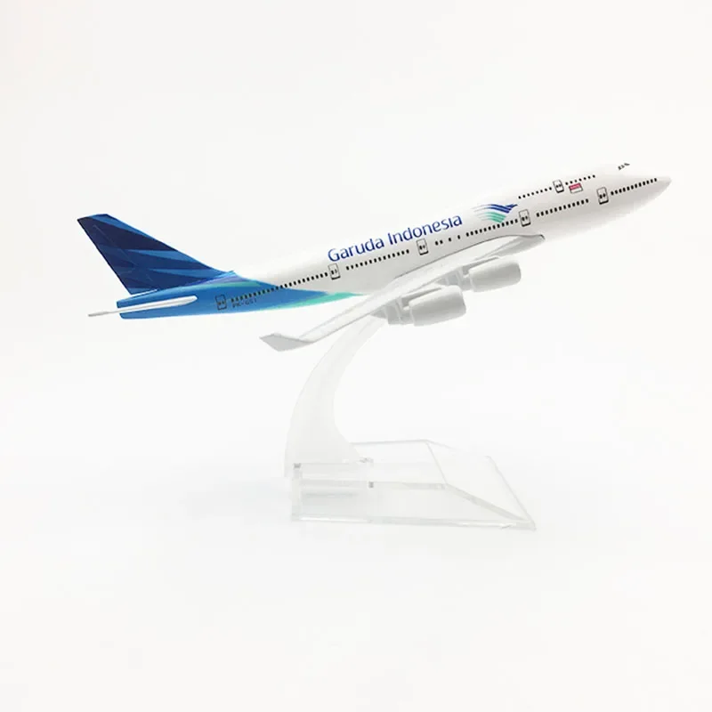 

1/400 Scale Aircraft With Base Plane 747 Garuda Indonesia Airlines 16cm Alloy B747 Model Airplane Model Home Decoration Gift For