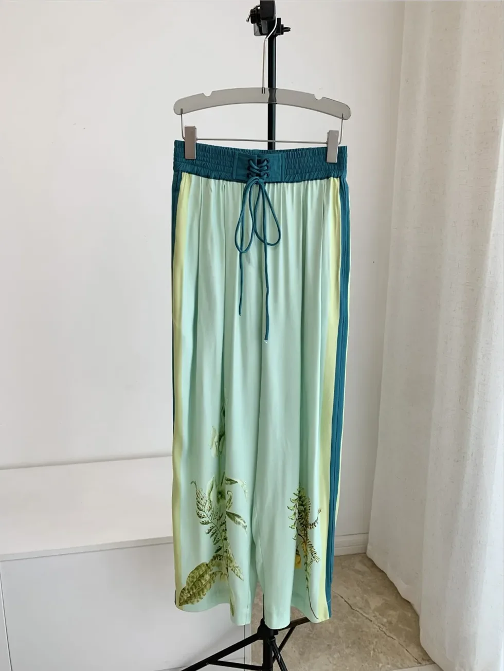 بلوزة نسائية ذات ياقة مدببة ومطبوعة بالزهور وأكمام كاملة أو سراويل طويلة عالية الخصر