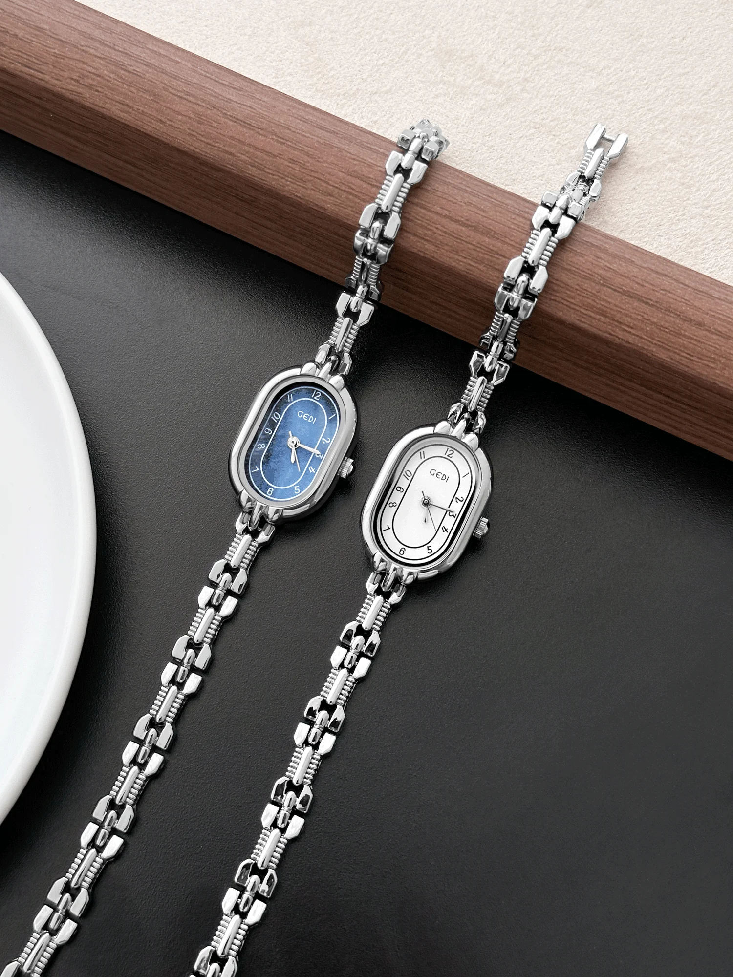 ساعة ذهبية صغيرة للنساء فاخرة خفيفة، ساعة سوار صغيرة ورائعة للنساء، طراز جديد 2025، إكسسوارات ساعات راقية #3