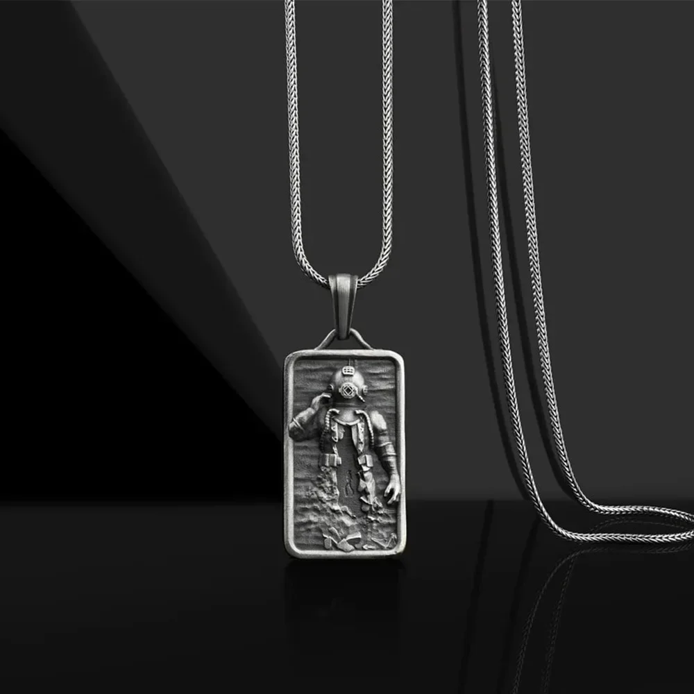 

New Fashion 3D Motion Diver Pendant Necklace Trinket Retro Titanium Steel Chain Men Punk Hip Hop Personality Free Jewelry Gift