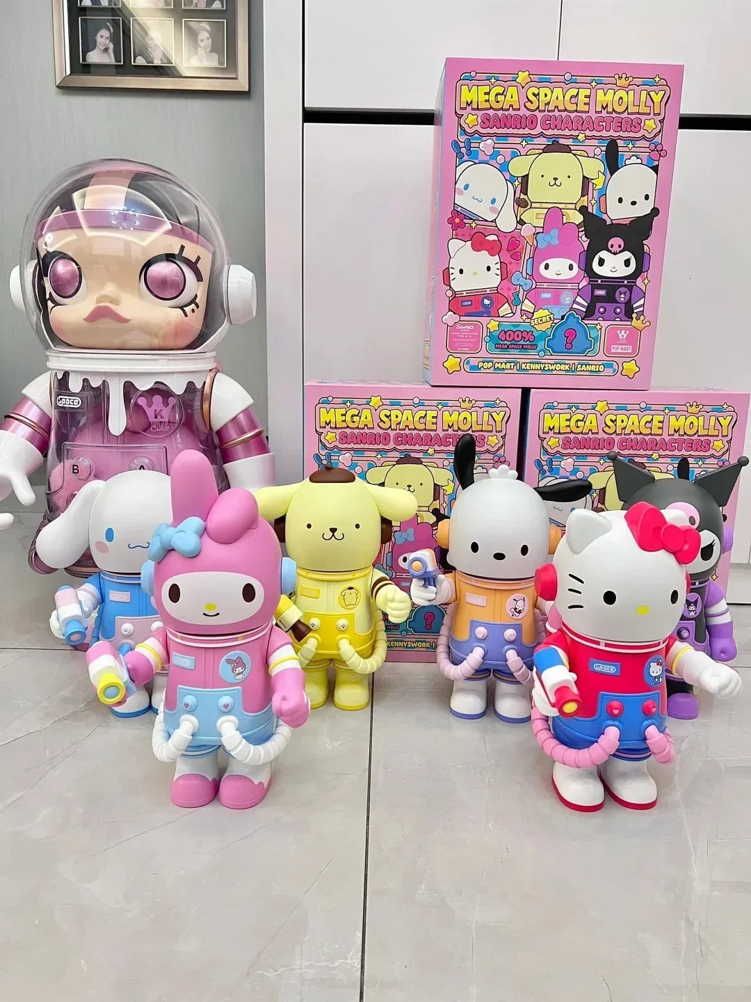 

POPMART Оригинальная коллекционная фигурка SPACE Molly 400% Sanrio Family MEGA в закрытой упаковке, изысканный декоративный подарок, в наличии