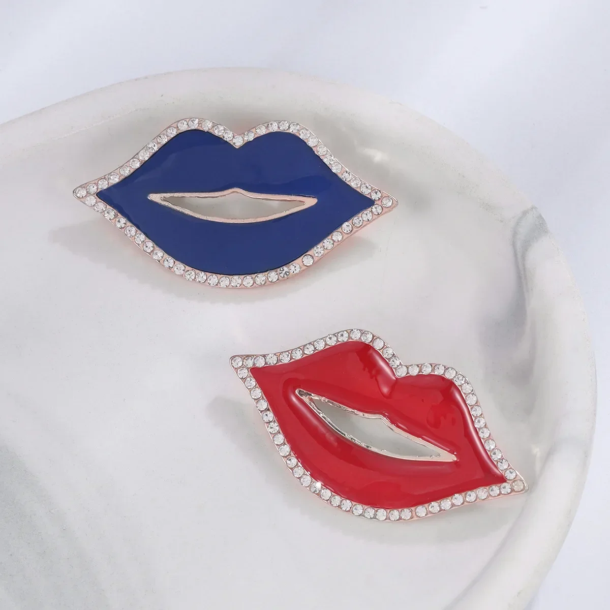 1Pc Creative Red Lips Blue Lips Brooch for Men Women Fashion Brooches Pins Clothing Accessories Gifts 2026 Cool Thing
