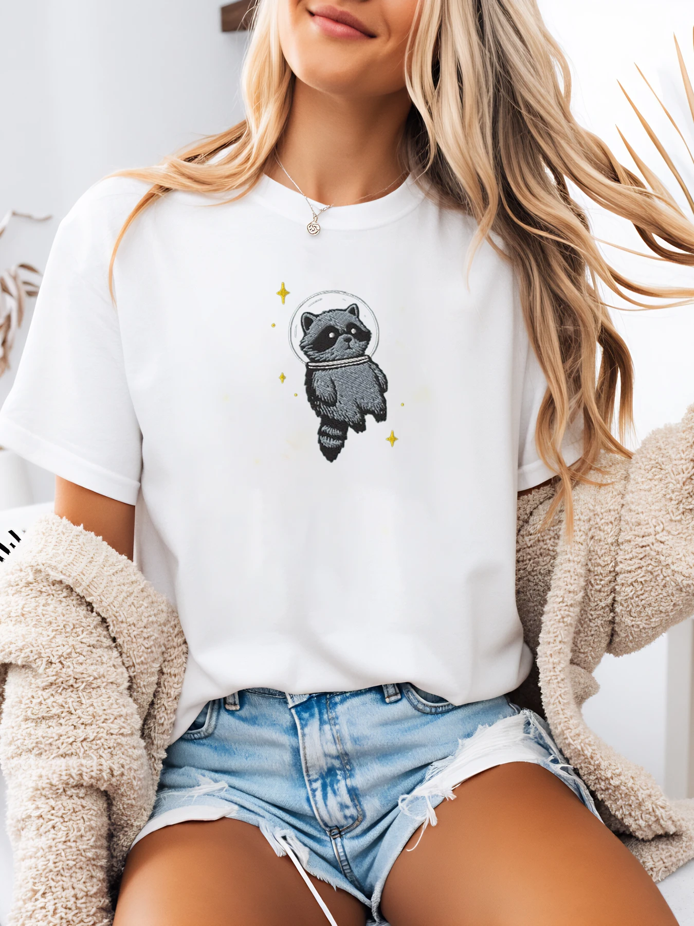 Camiseta com estampa de guaxinim no espaço para mulheres, roupa casual de verão, branca, plus size