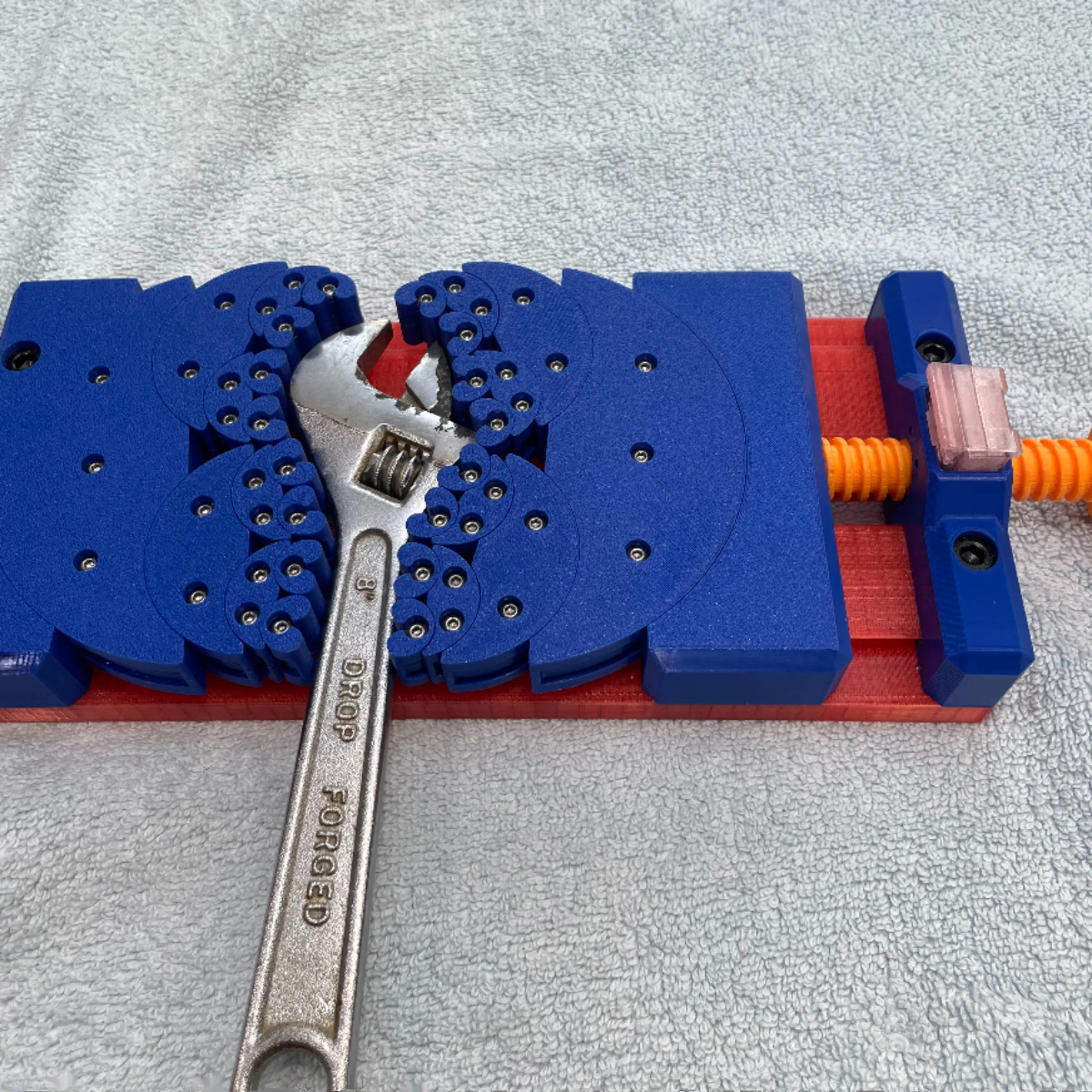 3D-Printed Fractal Bench Vise: Handmade, Multi-Functional Universal Flat-Jaw Clamp