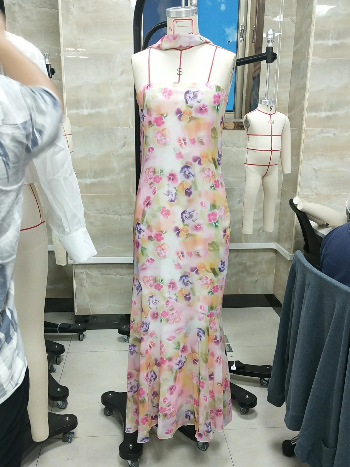 女性カラフルなフラワープリントオフショルダーノースリーブフリル裾マーメイドロングボディコンストラップレスチューブドレススカーフ付き