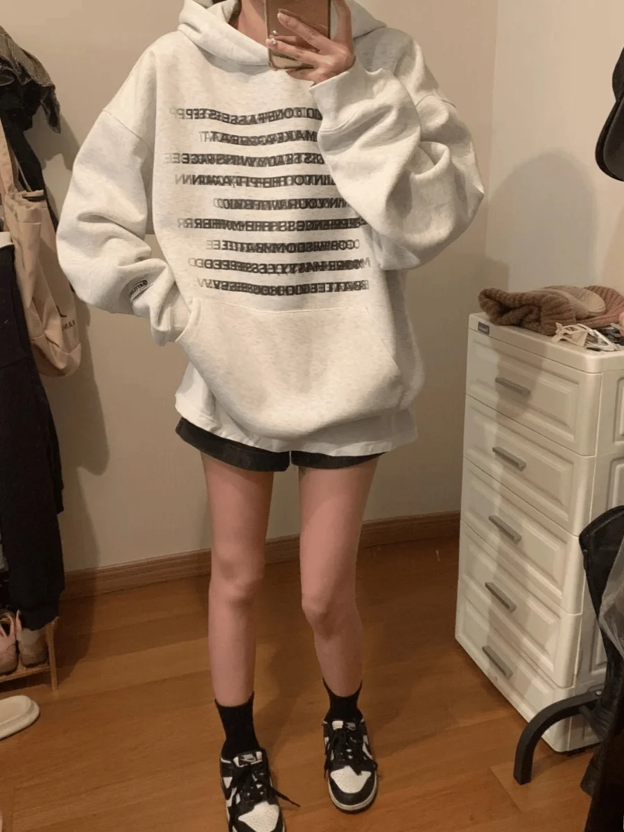 Bluza z kapturem w stylu retro American z rozmytym nadrukiem liter, luźny krój, dla kobiet i mężczyzn, odpowiednia na jesień i zimę.