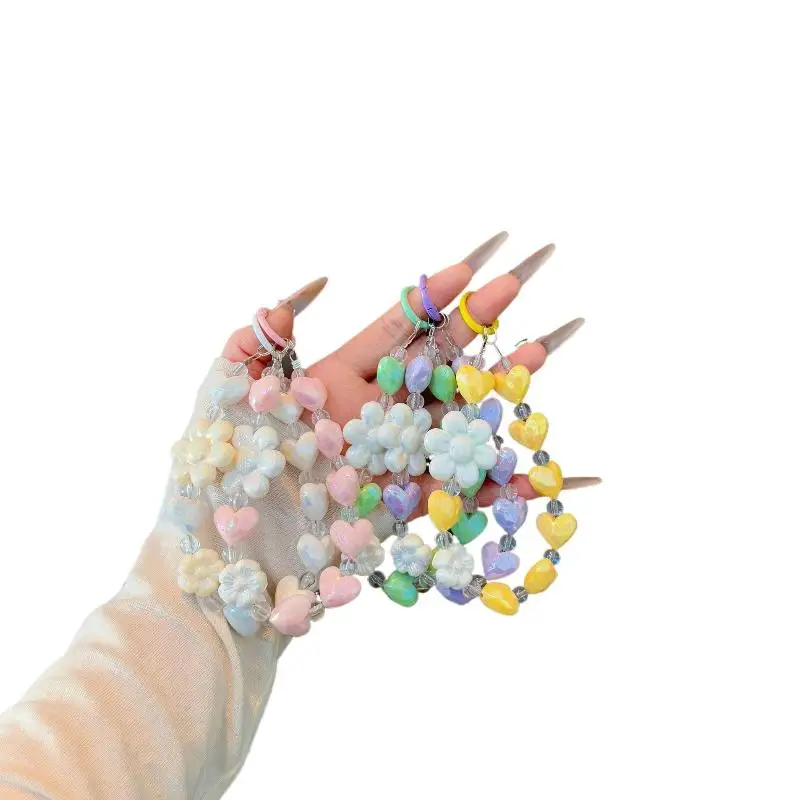 Kurzes Handgelenkseil mit buntem Blumenkettenanhänger, Anti-Verlust-Schutz, süßes Handy-Lanyard mit Blumen- und Herzperlen. – Detail 7