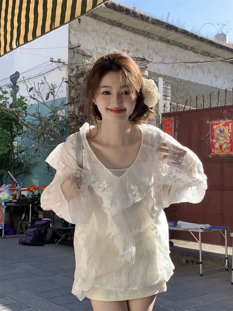 

Sweet Style Lace Splice Bell Sleeve Shirt Women's Summer Elegant Youthful Slimming New Top Loose Fit Long Sleeve V-Neck Sunsc...