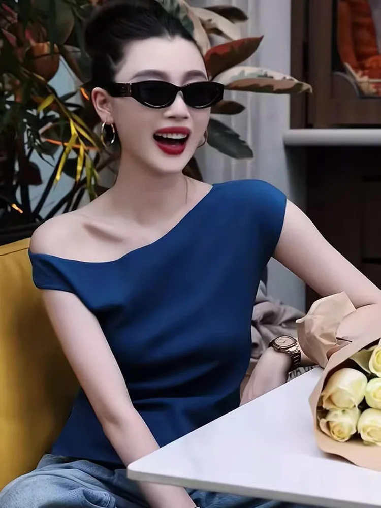 패셔너블한 어깨 노출형 아이스 실크 베이스 슬랜트 칼라 얇은 디자인 한국 스타일 출퇴근용 단색 탑