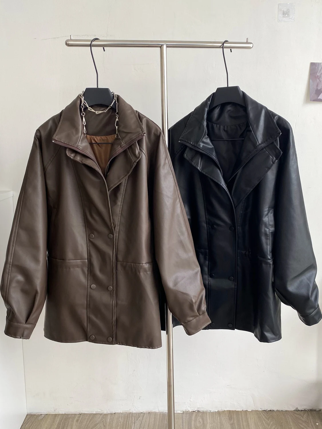 เสื้อแจ็คเก็ตสไตล์เรโทรบริติเชียนสำหรับผู้หญิง รุ่น PU ซิป แนวสตรีท สไตล์สาวเปรี้ยว ความยาวปานกลาง แบบมอเตอร์ไซค์ ป้องกันลม แฟชั่นทันสมัย