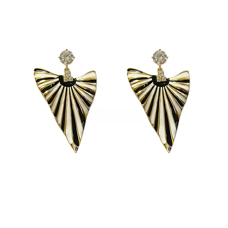 

European and American style fashion personality light luxury contrasting earrings retro niche design advanced sense