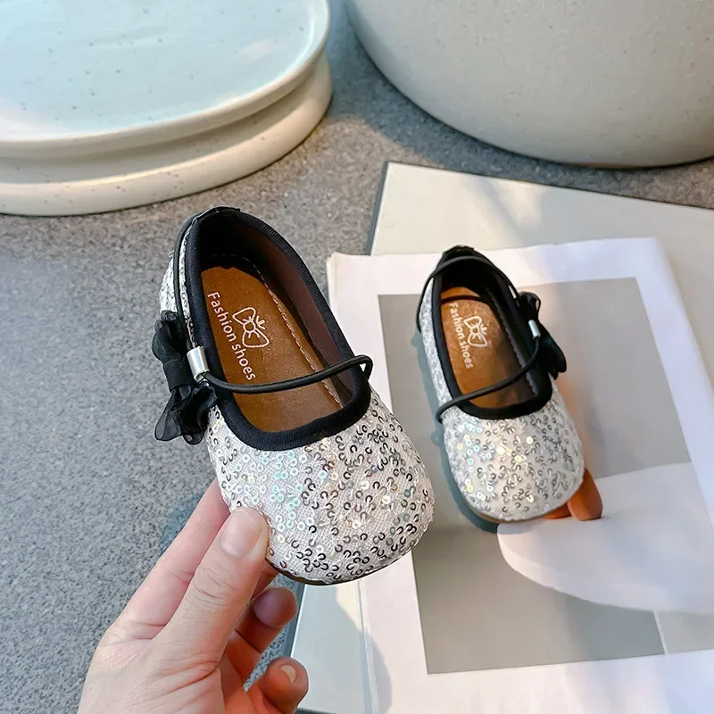 Kinderdansschoenen Slip-On Zachte Zool Meisjes Prinsessenschoenen Met Schattige Strik Aan De Zijkant 2024 Nieuwe Platte Schoenen Met Glanzende Pailletten