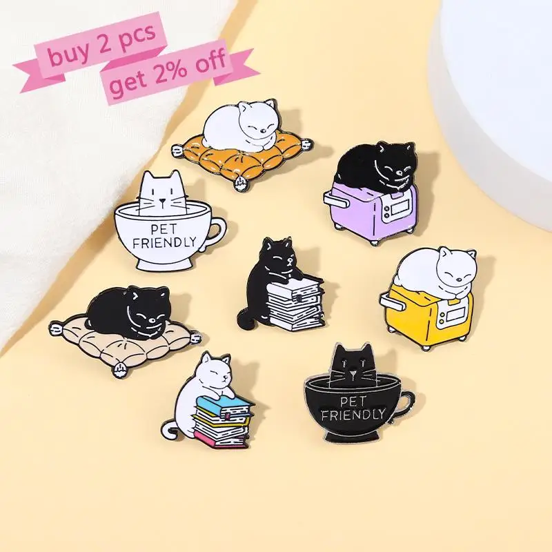 Alfileres personalizados, broches de gatito negro, libros, taza, insignias de solapa, joyería de animales divertidos de dibujos animados, regalo para niños, amigos, gatos traviesos, esmalte