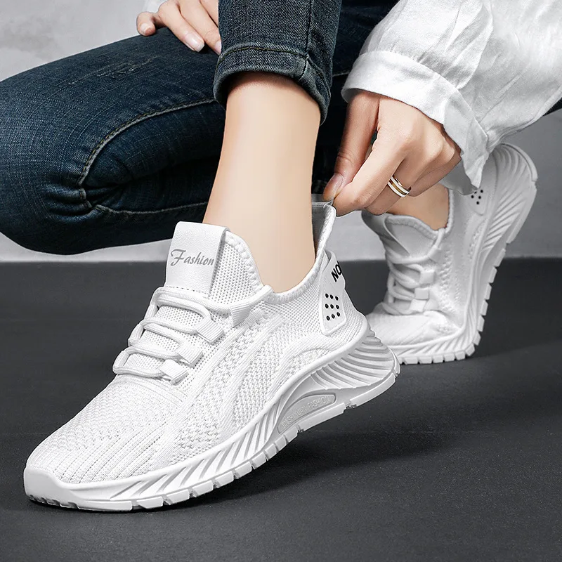 Zapatos Deportivos informales de moda para mujer, zapatos blancos pequeños con malla transpirable y suela gruesa ligera