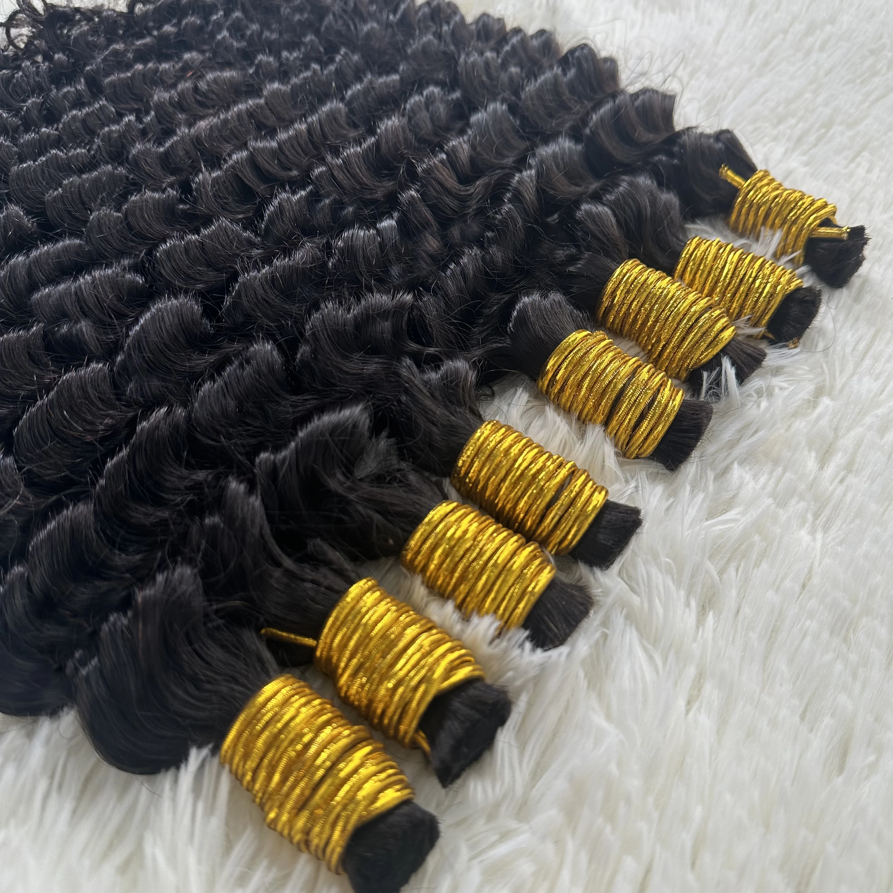 Pasma włosów ludzkich Deep Wave, nieprzetworzone, bez wszywki, prawdziwe włosy Remy, indyjskie kręcone czarne włosy ludzkie Remy, 100% ludzkie włosy do zaplatania, naturalne.