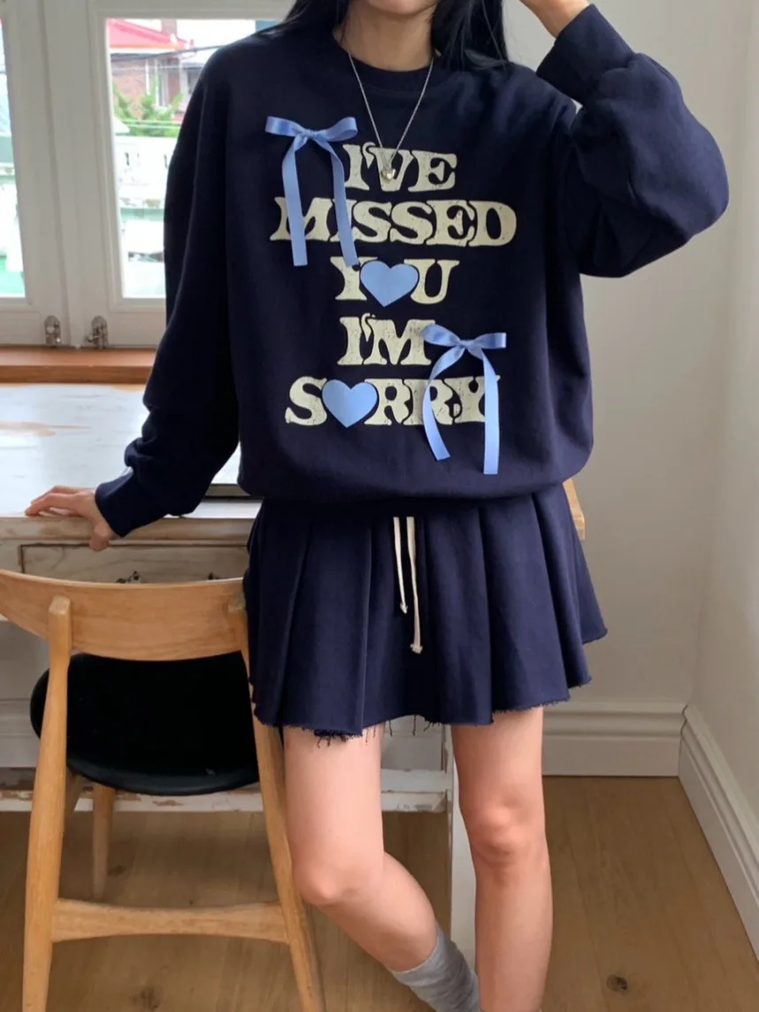 Słodki komplet damski: okrągły dekolt, nadruk z literami, bluza bez rękawów, nowa jesień, spódnica z wysokim stanem i plisami.