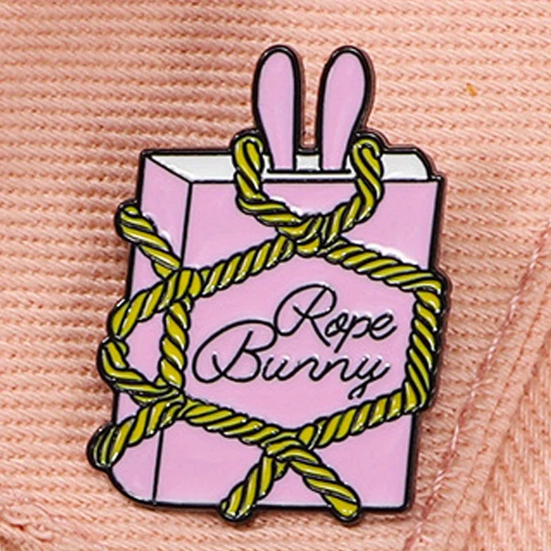 Niedliche Buchbrosche „Rope Bunny“, lustige Kleidung, Dekoration, Abzeichen, Zubehör, Anstecknadeln, Schnallen