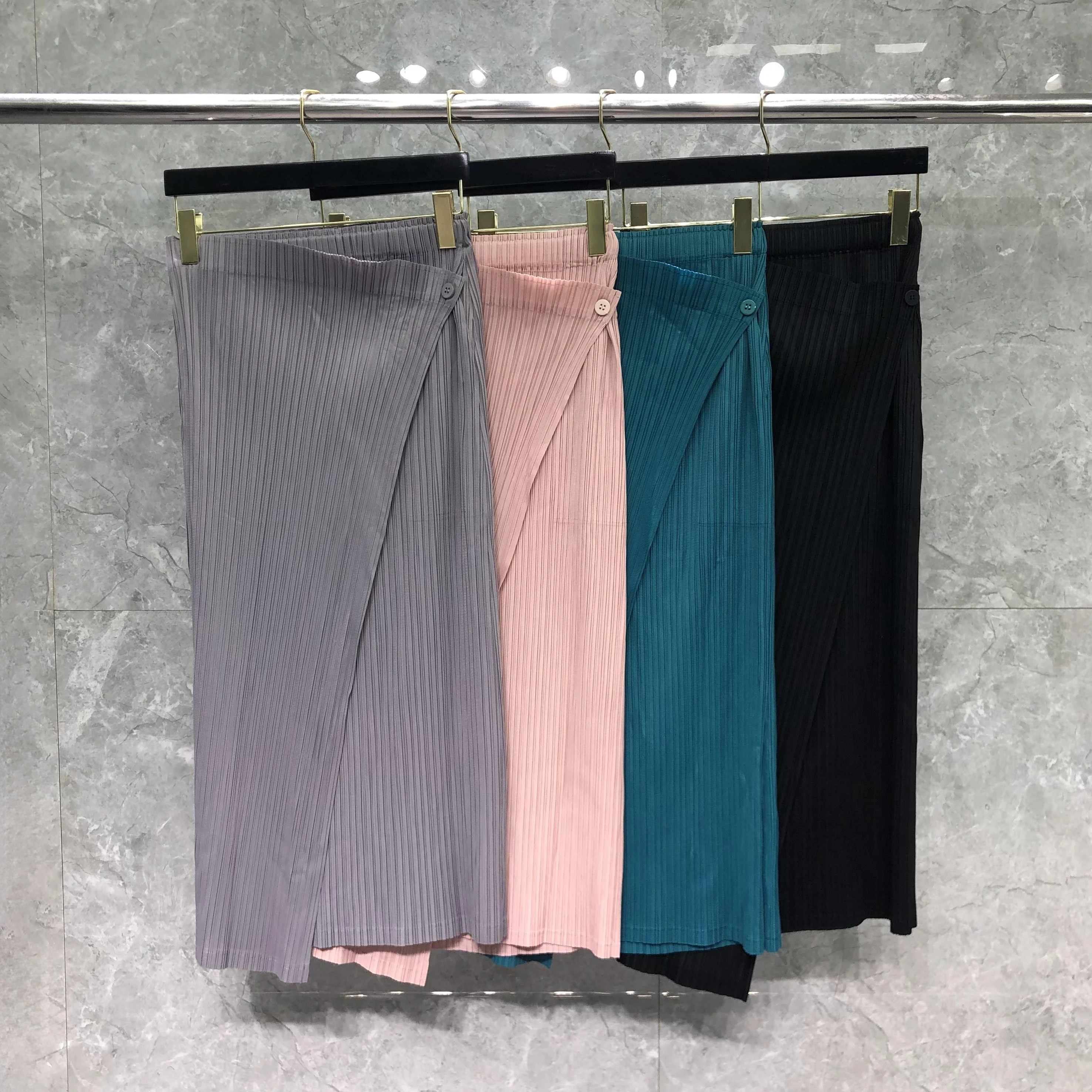 

Women's Pleated Skirt Retro Buckle Commuting Versatile Elastic Waist Slit A-line Miyake Pleated Skirt New Fashion Style Skirt