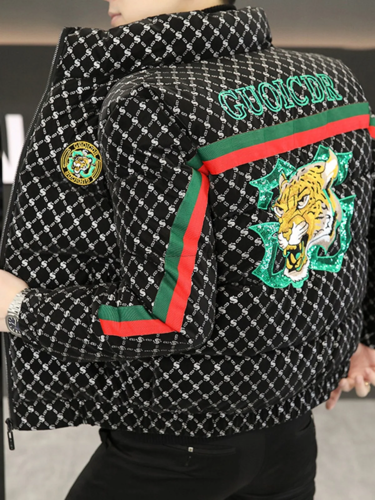 

Модная зимняя хлопковая куртка для мужчин с вышивкой, приталенного кроя, с воротником-стойкой, универсальная, теплая, молодежная, из полиэфирного волокна