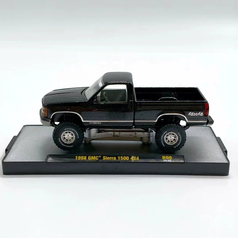 M2 1:64 스케일 1998 GMC 시에라 1500 4x4 합금 시뮬레이션 자동차 모형 정적 수집 장식용 휴일 선물 장난감 기념품 선물