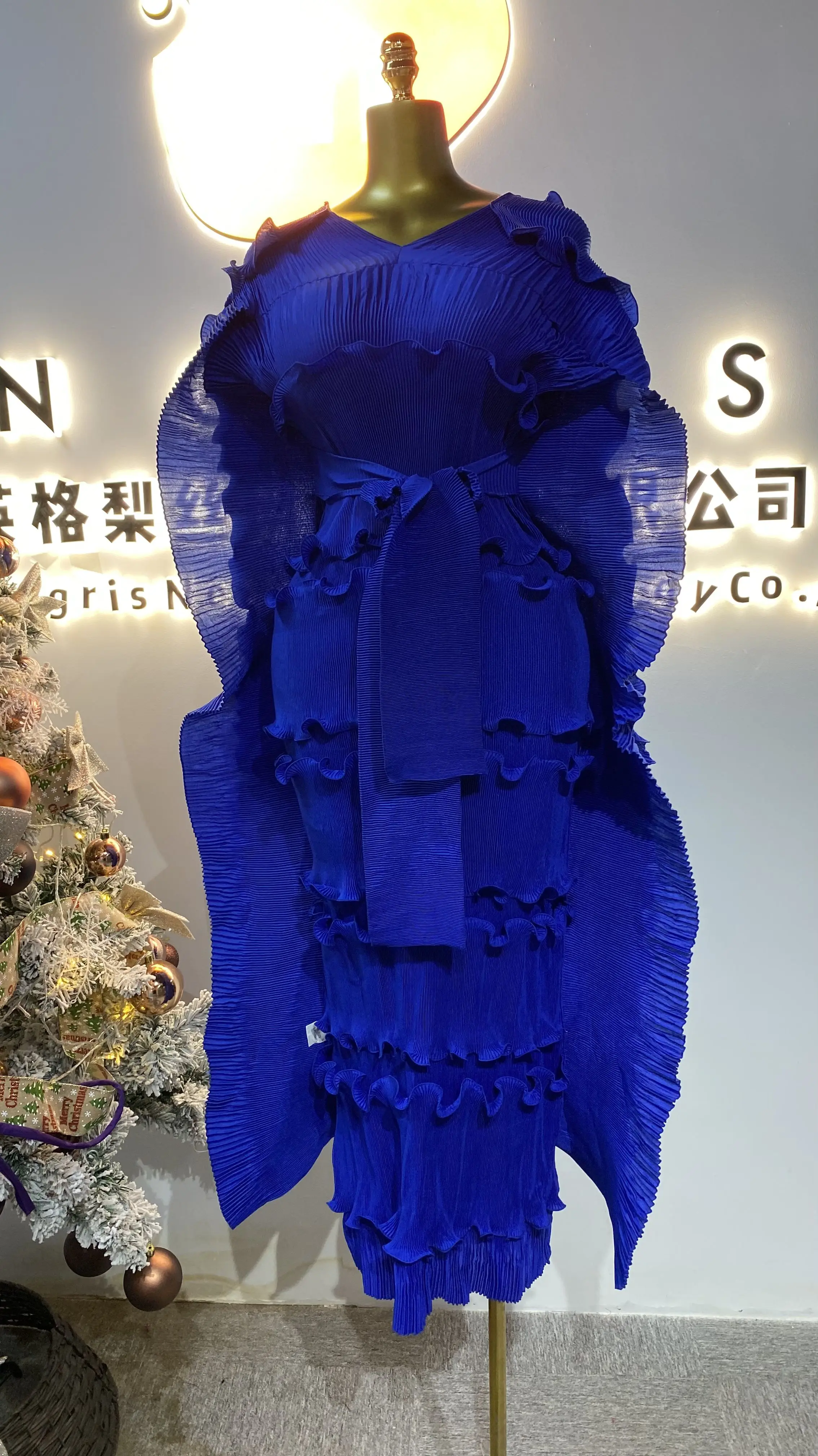 

2025 latest high quality fashion classic solid color v-neck ruffle cap sleeve pleated plus size women's evening dress-GZMM292