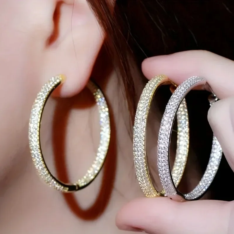 Luxuriöse Kreolen mit Zirkonia-Inlay für Damen, zarte gold-/silberfarbene Party- und Bankett-Ohrringe, charmanter Schmuck. – Detail 1