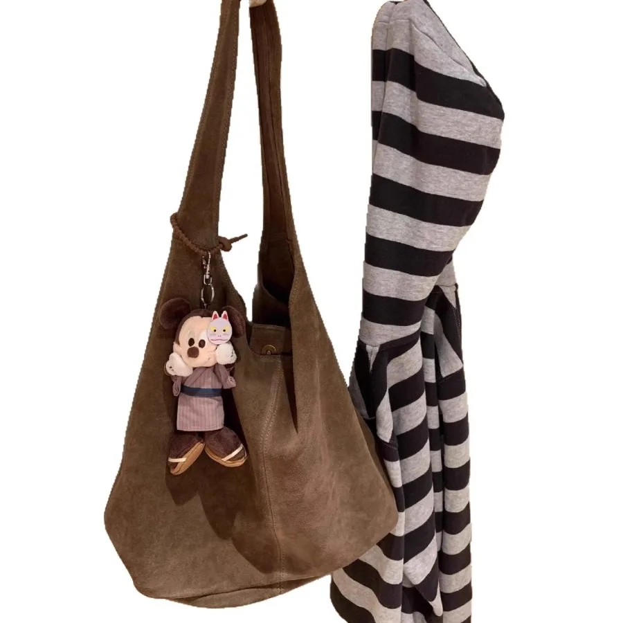 【Nowość】Vintage'owa torba typu hobo ze skóry zamszowej, duża, codzienna torba na ramię w kolorze camel brown, minimalistyczny styl do noszenia na co dzień i na zakupy. — zdjęcie 6