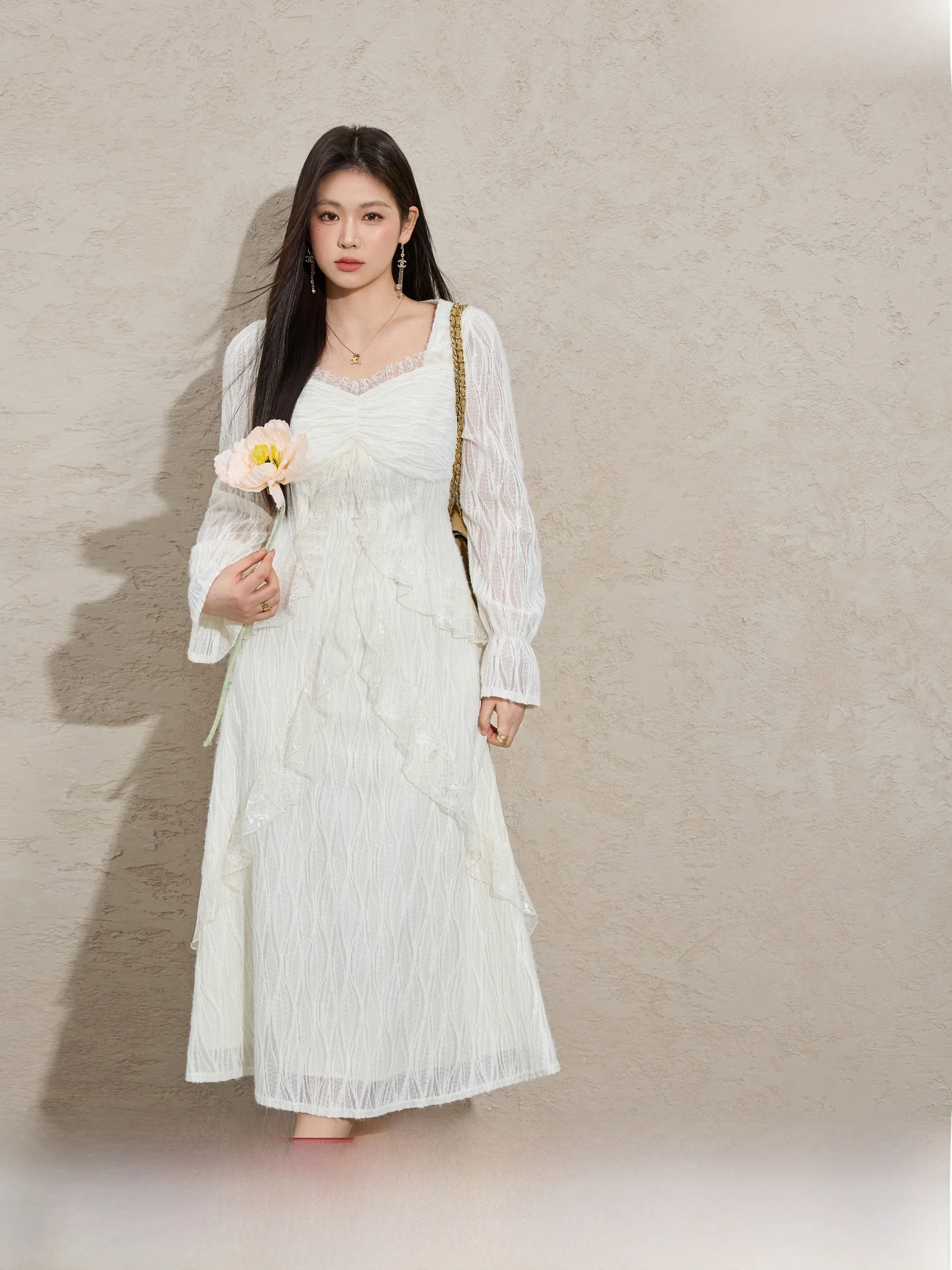 

Синяя юбка большого размера с нежным кружевным декором, приталенная, стройнящая, красивая, во французском стиле, длинная, с рукавами.