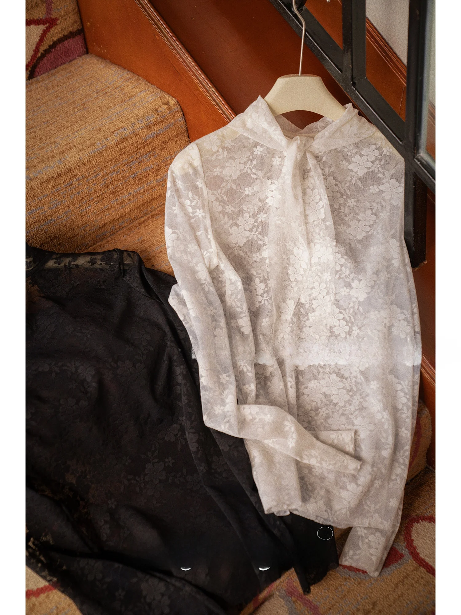 

Женская модная блузка с длинным рукавом, кружевными вставками и универсальным воротником DingDongMa Ne Flower Addition