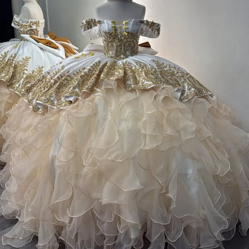 

Индивидуальные платья Quinceanera цвета шампанского с открытыми плечами, кристаллическая золотая наклейка, многослойное тюлевое платье с длинным хвостом, Vestido 15, Quinceanera