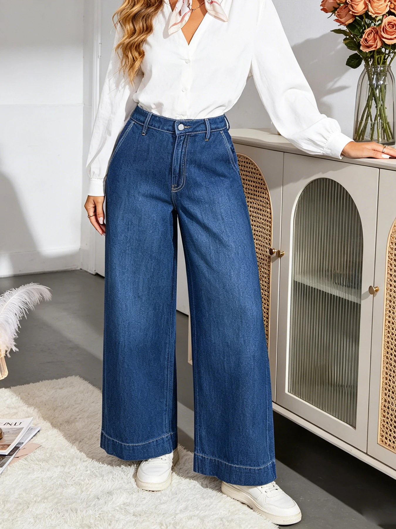 

Women's wide-leg jeans, drapey and loose, with sharp tailoring. Large folded hems give a sense of high-end cleanfit style.