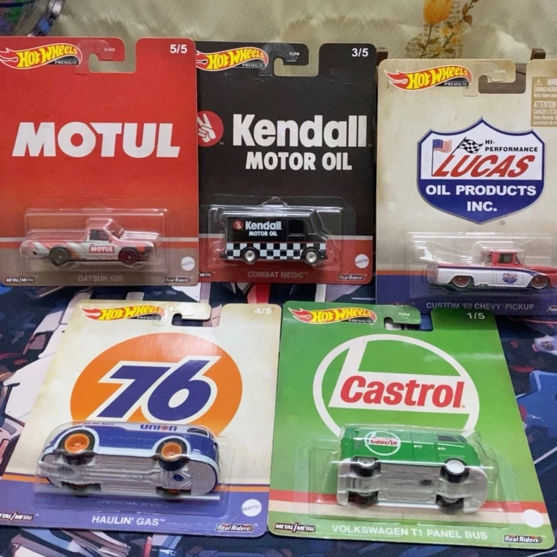 

Hot Wheels Popular Culture Automotive Culture Engine Oil Set Castrol T1 Datsun Pickup 1/64 Alloy Model Car Toys Gifts Display