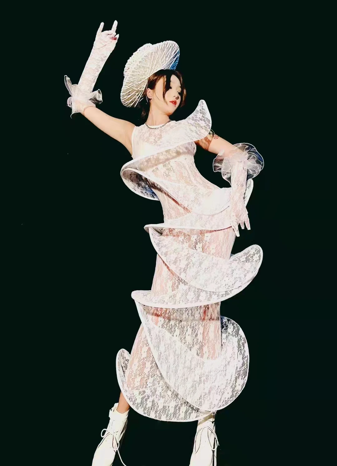 فستان نسائي من الدانتيل الأبيض بتلات شفافة أداء مبالغ فيه سحب الملكة زي المغني بار الحفل نموذج المنصة ملابس المسرح