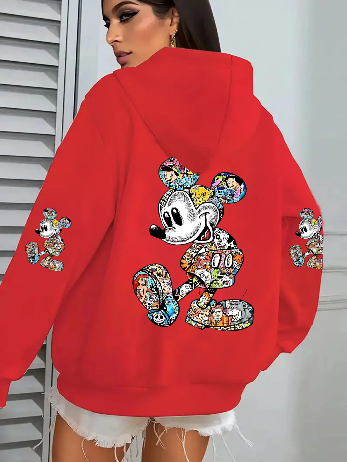 Unisex Disney katoenfleece hoodie zwarte kleur grote achterkant Mickey silhouet collage met meerdere klassieke karakters ontwerp
