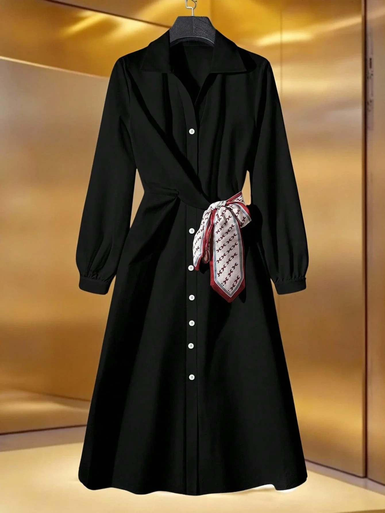 

Черное однотонное платье-рубашка на пуговицах с поясом-шарфом