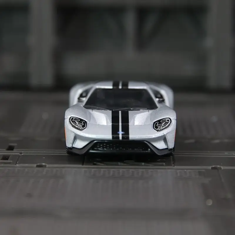 CCA 1: 64 Simulation Ford GT2017 Alloy Supercar Model Car Ornament Collection Desktop Decoration rich in details, finely crafted