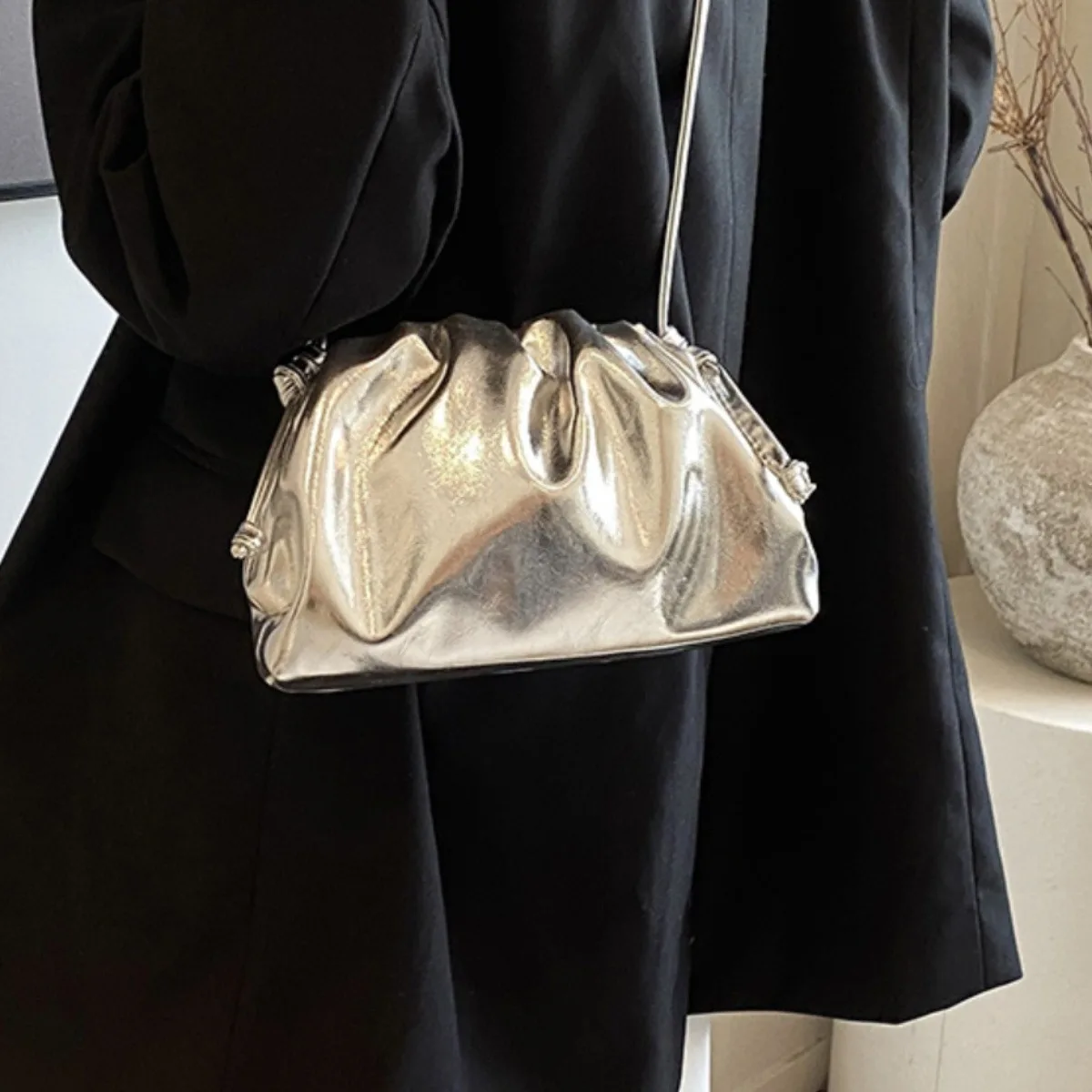 Bolsos de hombro de lujo a la moda para mujer, bolso cruzado Hobo de diseño pequeño liso para niña, bolso de mano de fiesta con bola de masa suave para mujer