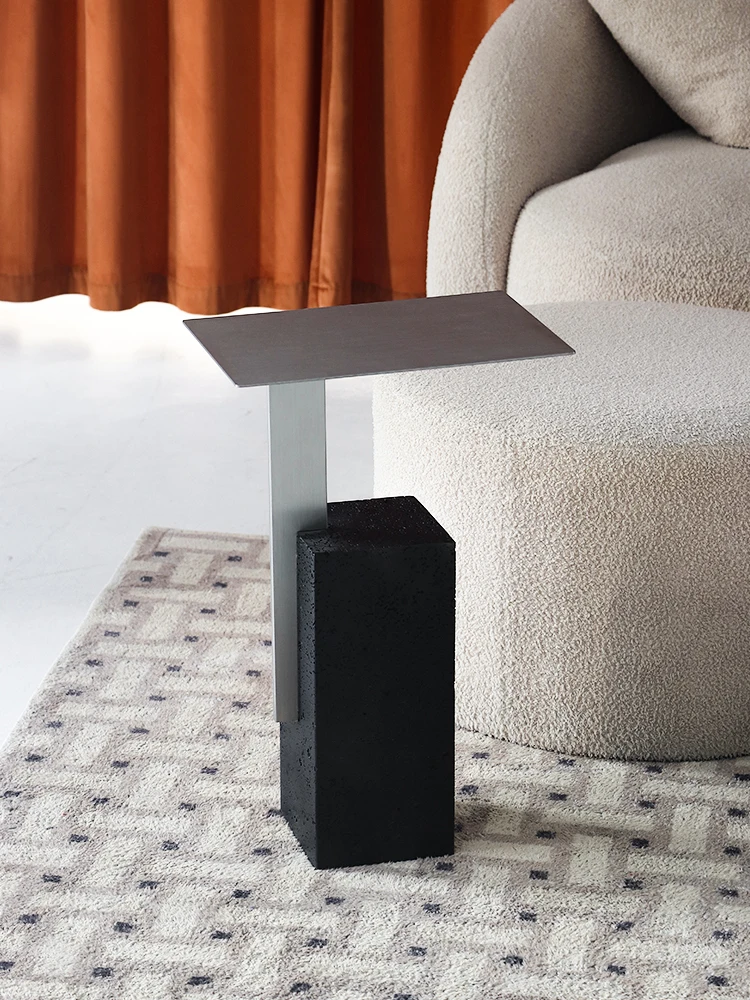 Tavolino stretto minimalista in pietra naturale con foro nero, tavolino da divano dal design retrò, tavolino da caffè di design per letto e colazione