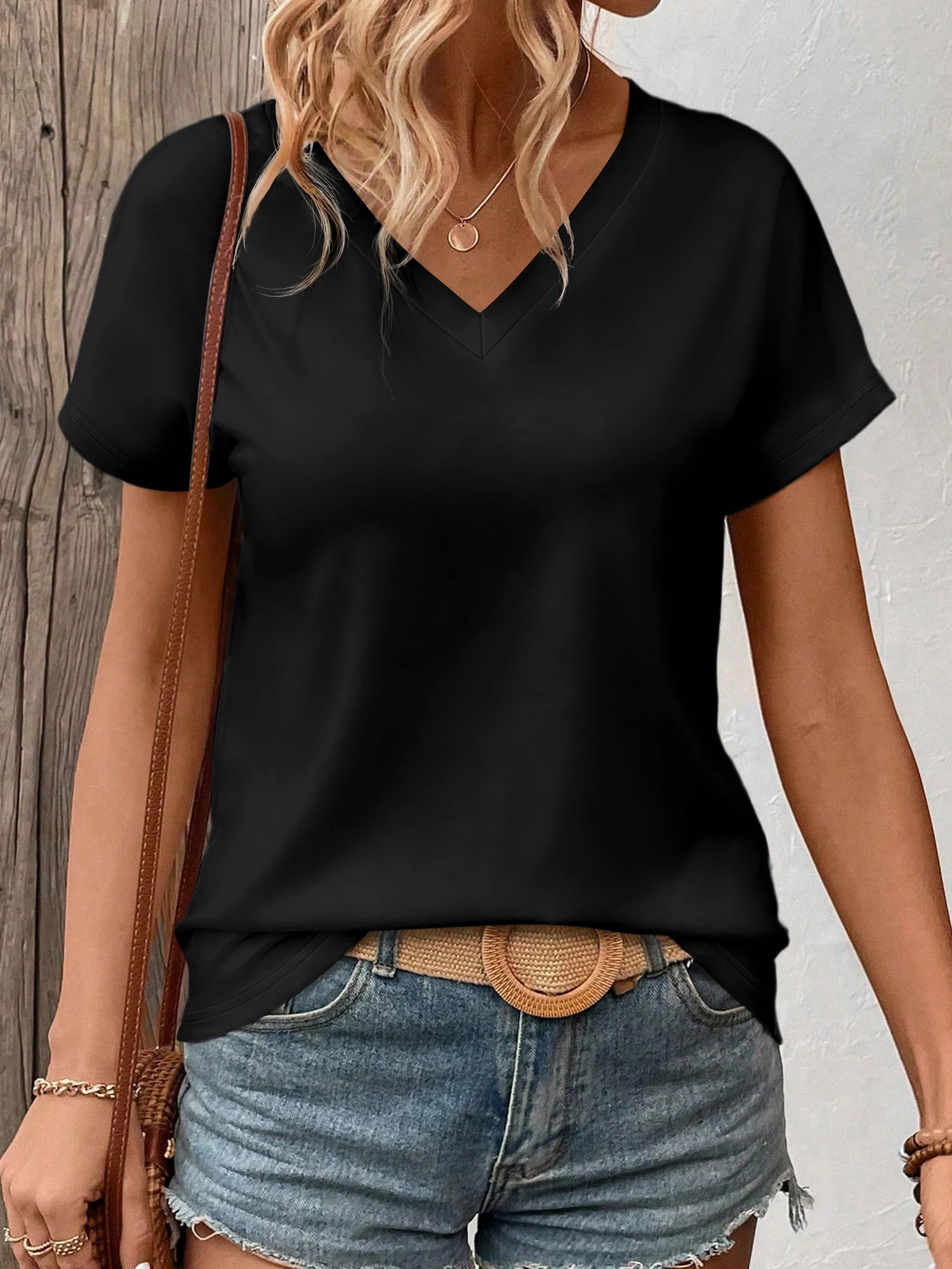 

Женская однотонная футболка с v-образным вырезом — оверсайз с коротким рукавом, изогнутый подол, мягкая ткань, доступна в черном, сером и темно-синем цвете